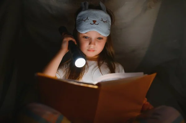 Barn Tjej Läsning Med Bok Och Ficklampa Och Nalle Tält — Stockfoto