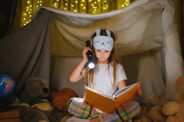 Gelukkig Kind Meisje Lachen Lezen Boek Het Donker Een Tent — Stockfoto
