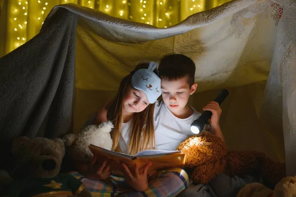 Två Barn Med Ficklampa Läste Bok Filt Som Tält — Stockfoto