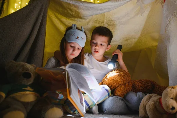 Glada Familj Barn Läser Bok Med Ficklampa Ett Tält Hemma — Stockfoto