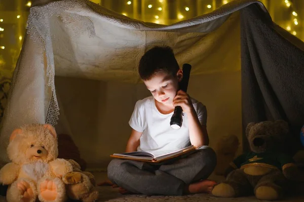 Barnet Läser Bok Med Ficklampa — Stockfoto