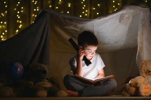 Αγόρι Ανάγνωση Βιβλίο Φακό Στη Σκηνή Νύχτα — Φωτογραφία Αρχείου