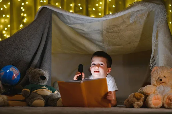 Хлопчик Читає Книгу Ліхтариком Наметі Вночі — стокове фото