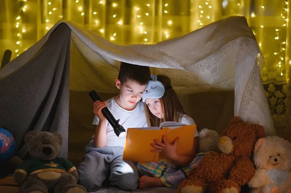 Маленькі Діти Читають Історію Сну Вдома — стокове фото