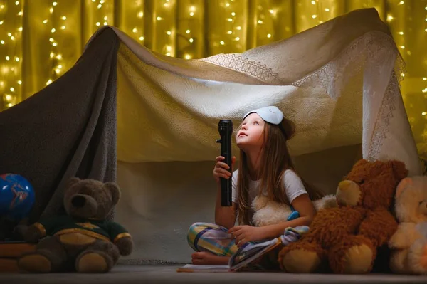 Kind Meisje Lezen Met Boek Een Zaklamp Een Teddybeer Tent — Stockfoto