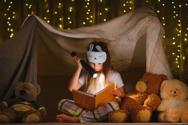 Gelukkig Kind Meisje Lachen Lezen Boek Het Donker Een Tent — Stockfoto