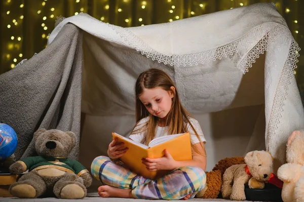 Barn Tjej Läsning Med Bok Och Ficklampa Och Nalle Tält — Stockfoto