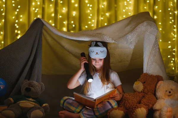 Kind Meisje Lezen Met Boek Een Zaklamp Een Teddybeer Tent — Stockfoto