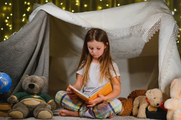 Читання Сімейні Ігри Дитячому Наметі Маленька Дівчинка Книгами Ліхтариком Перед — стокове фото
