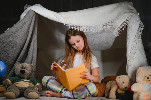 Barn Tjej Läsning Med Bok Och Ficklampa Och Nalle Tält — Stockfoto