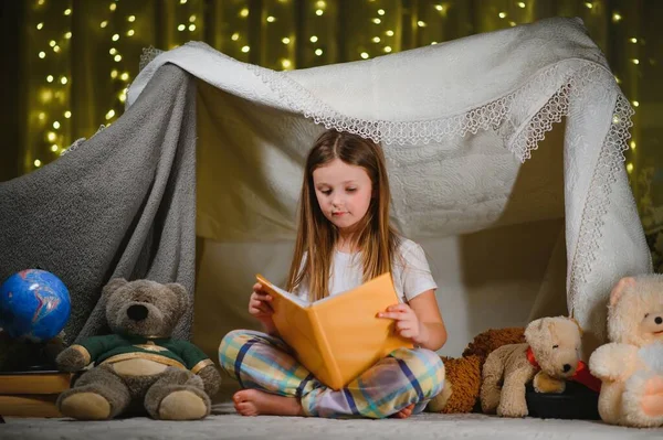 Щаслива Дівчинка Сміється Читає Книгу Темряві Наметі Вдома — стокове фото