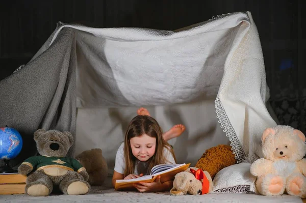 Щаслива Дівчинка Сміється Читає Книгу Темряві Наметі Вдома — стокове фото