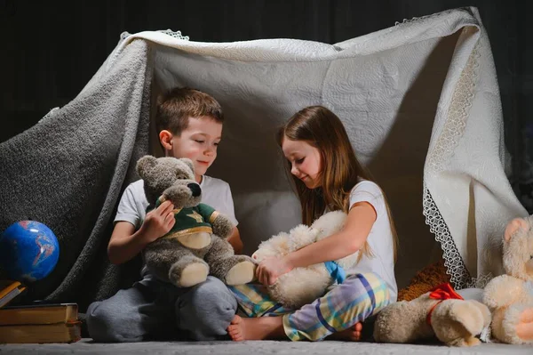 Twee Kleine Kinderen Spelen Avonds Thuis Een Campingtent Bouwen Boeken — Stockfoto