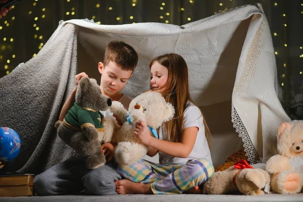 Duas Crianças Brincam Casa Noite Para Construir Uma Tenda Acampamento — Fotografia de Stock
