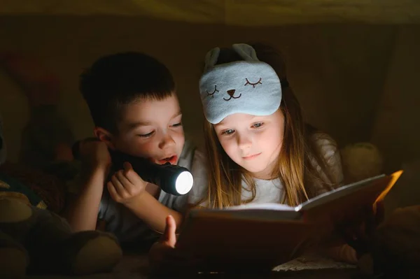Щасливі Сімейні Діти Читають Книгу Ліхтариком Наметі Вдома — стокове фото