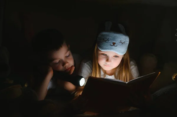 Маленькі Діти Читають Історію Сну Вдома — стокове фото