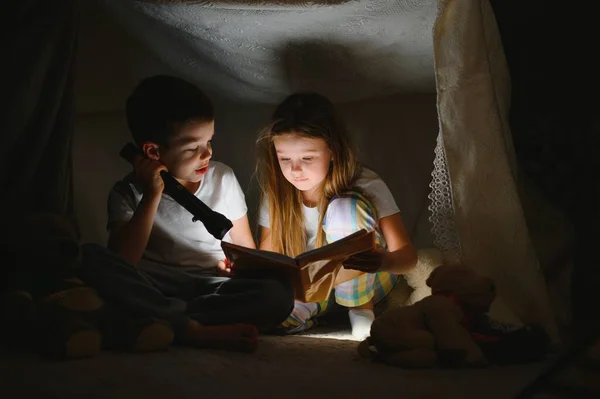 Щасливі Сімейні Діти Читають Книгу Ліхтариком Наметі Вдома — стокове фото