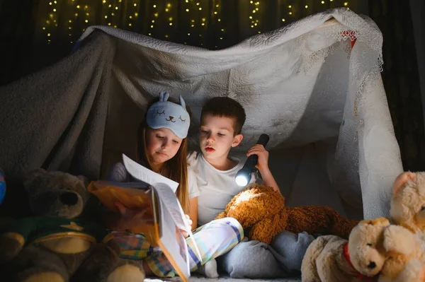 Маленькі Діти Залучаються Читання Дивовижної Книги Вони Лежали Гарному Іграшковому — стокове фото