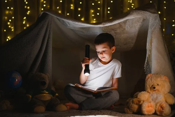 Παιδί Διαβάζει Ένα Βιβλίο Φακό — Φωτογραφία Αρχείου