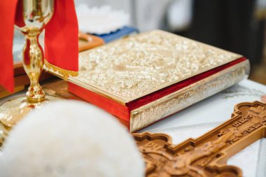 Bir düğün töreni sırasında - evlilik kitle rahip