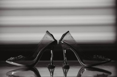 düğün konsepti. gelin ayakkabıları ve peçe