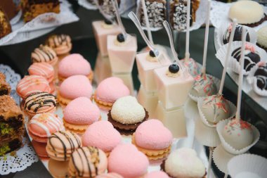 Açık büfede taze meyveli çeşitli tatlılar, tatlı.