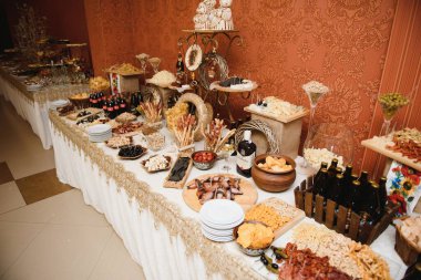 Açık büfede taze meyveli çeşitli tatlılar, tatlı.