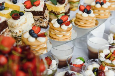 Açık büfede taze meyveli çeşitli tatlılar, tatlı.