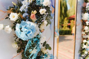 Harika bir düğün töreni. Modern modaya göre yapılmış moda düğün kemeri. düğün süslemeleri.