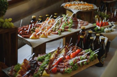 Açık büfede taze meyveli çeşitli tatlılar, tatlı.