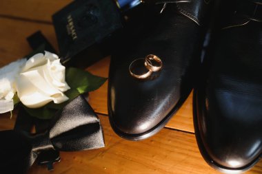 Siyah bir zemin üzerinde gelin ve damat için zarif alyanslar, röfle, makro, seçici odaklı