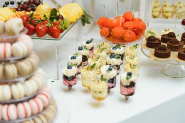 Açık büfede taze meyveli çeşitli tatlılar, tatlı.