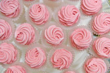 Açık büfede taze meyveli çeşitli tatlılar, tatlı.