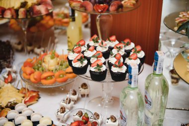 Açık büfede taze meyveli çeşitli tatlılar, tatlı.