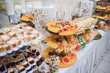 Açık büfede taze meyveli çeşitli tatlılar, tatlı.