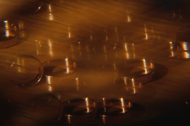 Siyah bir zemin üzerinde gelin ve damat için zarif alyanslar, röfle, makro, seçici odaklı