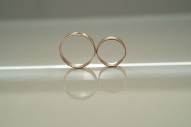 Siyah bir zemin üzerinde gelin ve damat için zarif alyanslar, röfle, makro, seçici odaklı