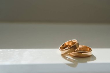 Siyah bir zemin üzerinde gelin ve damat için zarif alyanslar, röfle, makro, seçici odaklı