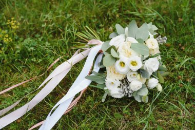 Gelin bir buket tutuyor, gelinlik, düğün ayrıntıları.