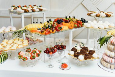 Açık büfede taze meyveli çeşitli tatlılar, tatlı.