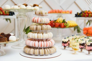 Açık büfede taze meyveli çeşitli tatlılar, tatlı.