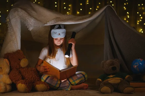 Kind Meisje Lezen Met Boek Een Zaklamp Een Teddybeer Tent — Stockfoto