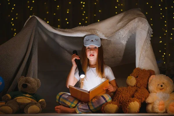 Досить Маленька Дівчинка Читає Книжку Підлозі Під Лампою Діти Освіта — стокове фото