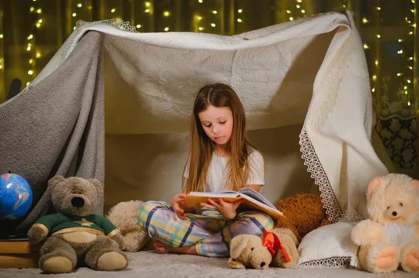 Lectura Juegos Familiares Carpa Infantil Niña Con Libros Linterna Antes —  Fotos de Stock