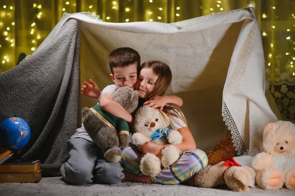 Duas Crianças Brincam Casa Noite Para Construir Uma Tenda Acampamento — Fotografia de Stock
