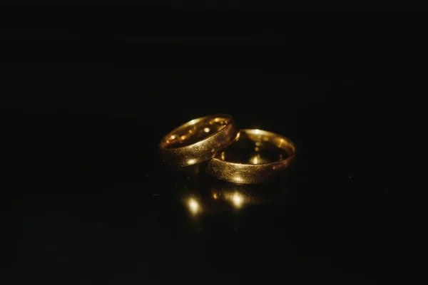 ハイライト マクロ 選択的フォーカスを持つ黒の背景に花嫁と新郎のためのエレガントな結婚指輪 — ストック写真