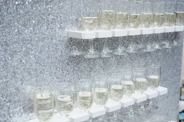 bardak şampanya partisi tablo ile