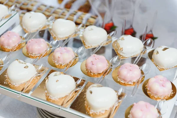 Postre Variado Con Fruta Fresca Línea Buffet Dulce —  Fotos de Stock