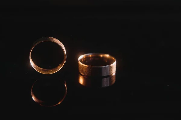 ハイライト マクロ 選択的フォーカスを持つ黒の背景に花嫁と新郎のためのエレガントな結婚指輪 — ストック写真