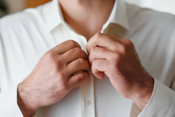 Bir Adam Düğmeleri Gömleğinde Takılır — Stok fotoğraf